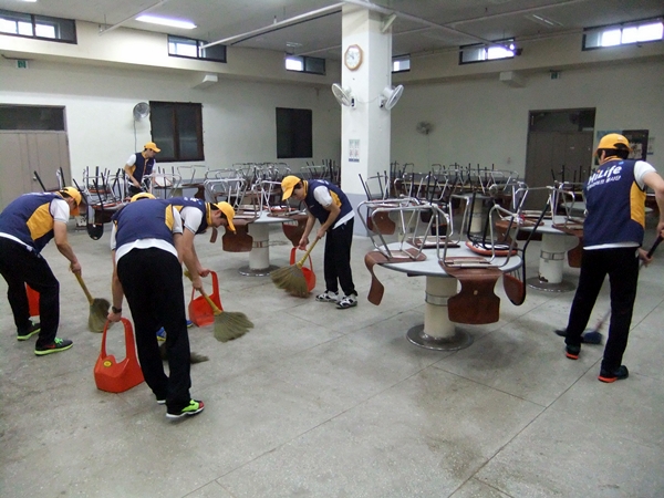 성세재활자립원 실내 바닥 청소하고 있는 봉사자들