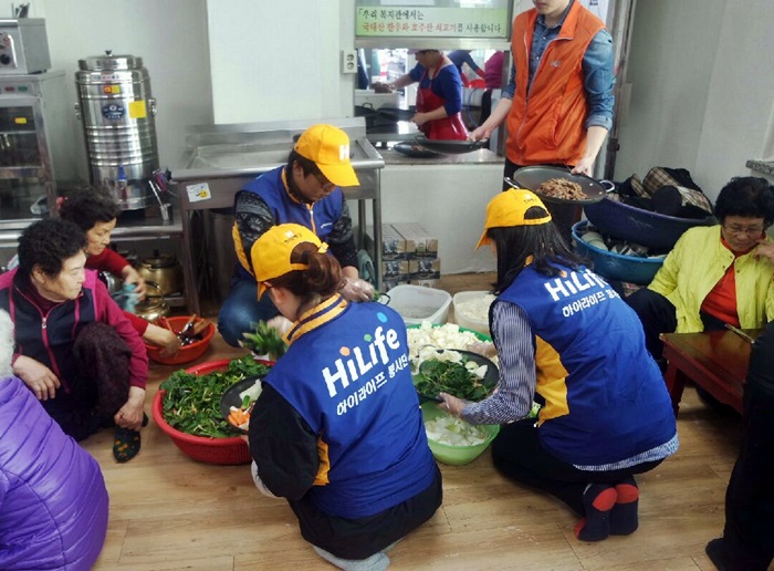 무료 급식으로 제공될 음식만들기 봉사 사진