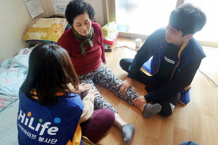 독거노인 가정방문 후 마시지 제공