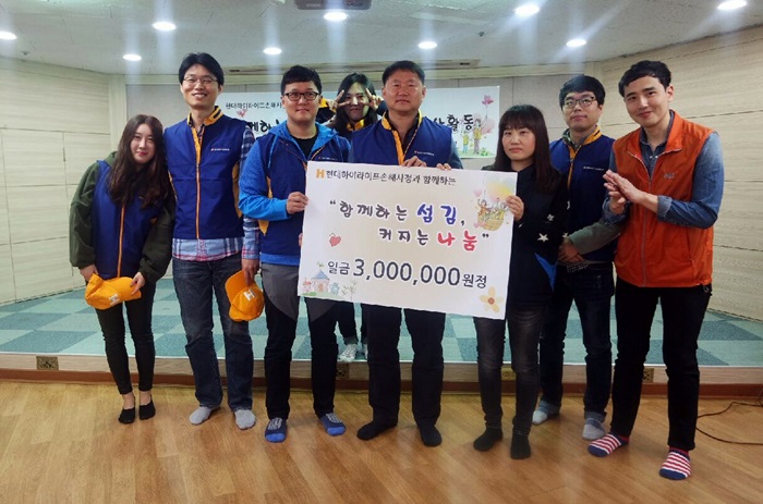 후원금 전달 기념 촬영