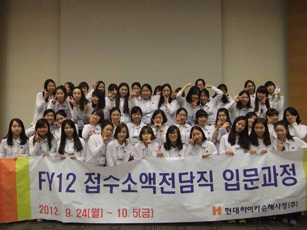 FY12 접수소액전담직 입문과정 수료식_소액전담직 직원 단체사진